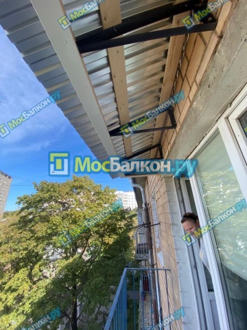 Крыша на балконе в Люберцах монтаж и ремонт по выгодной цене от МосБалкон