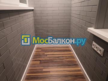 Отделка балкона стеновым паркетом 