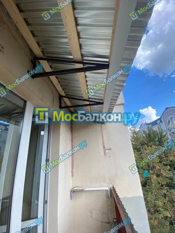 Крыша на балконе в Люберцах монтаж и ремонт по выгодной цене от МосБалкон