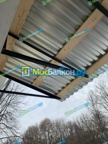 Крыша на балконе в Люберцах монтаж и ремонт по выгодной цене от МосБалкон